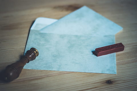 brauner Holzrahmen, Briefe, Briefumschlag, Post, verlassen, Botschaft, Papier-, Umschläge, senden, Brieffreund, Mailing, Briefkasten, lesen, Kommunikation, Schreibwarenhandlung, Kontakt, Siegel, Siegelwachs, retro, Briefmarke, Siegelstempel, Antiquität, Nostalgie, alte Zeit, Vergangenheit, altes Papier, nostalgisch, alt, Jahrgang, Holz, Retro-Look, altmodisch, Füllstoff, Tinte, Schriftart, texte, Text, Wort, Hobby, Tabelle, Holz - Material, Stillleben, drinnen, High Angle View, keine Leute, Nahansicht, Blau, Fokus auf den Vordergrund, selektiver Fokus, Essen und Trinken, Tag, Lebensmittel, Metall, Glas - Material, Serviette, Kunst und Handwerk, weiße Farbe, türkisfarben, 4K, CC0, gemeinfrei, lizenzfrei