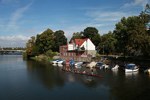 barca a remi, canottaggio ottavo, montagne russe, fiume, acqua, albero, pianta, mezzi di trasporto, nave nautica, architettura, struttura costruita, lungomare, modo di trasporto, esterno dell'edificio, natura, cielo, nuvola - cielo, giorno, ormeggiato, all'aperto, nessuno, yacht, 4K, CC0, dominio pubblico, privo di copyright
