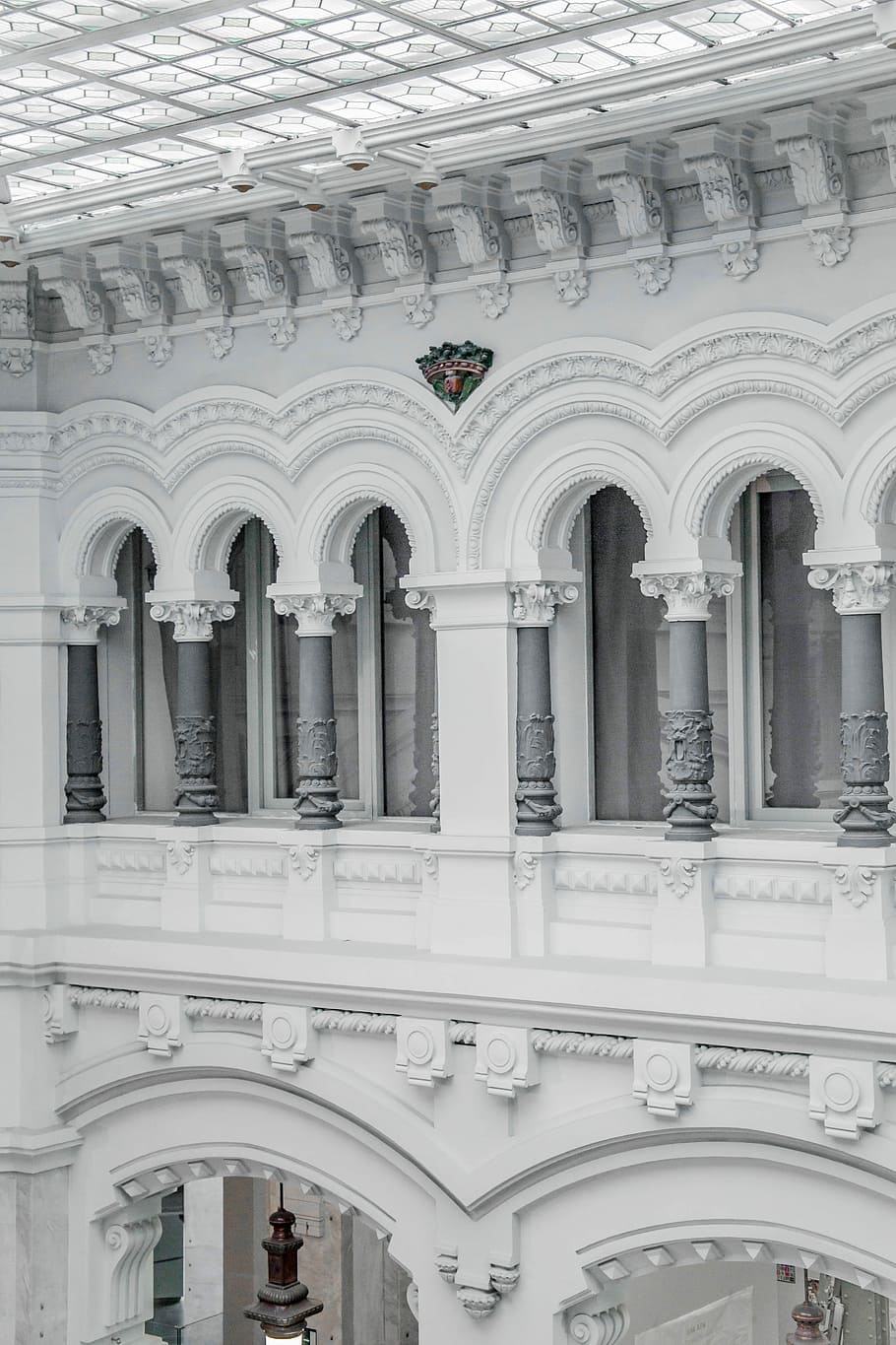 bianca, calcestruzzo, costruire fotografie, muro di cemento bianco, colonna, facciata, costruzione, arco, balcone, soffitto di vetro, palazzo, architettura, Madrid, spazio bianco, pulito, progetto di costruzione, edificio bianco, Spagna, struttura costruita, esterno dell'edificio, colonna architettonica, nessuno, giorno, Inquadratura dal basso, portico, il passato, soffitto, attrezzatura per l'illuminazione, storia, modello, design, all'aperto, caratteristica architettonica, Colore bianco, ornato, balaustra, colonnato, 5K