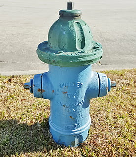 brandkraan, hydrant, brand, doven, blauw, land-, dag, metaal, veld-, natuur, geen mensen, veiligheid, gras, bescherming, zonlicht, buitenshuis, detailopname, houder, oud, hoge hoekmening, water, fabriek, 2K, CC0, publiek domein, royaltyvrij