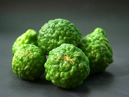 bergamota, Fruta, hoja, aislado, Tailandia, áspero, limón, natural, tropical, verde, herbario, orgánico, Lima, agrios, Asia, vegetal, tailandés, pelo, cocina, kaffir, hierba, ingrediente, antiguo, Fresco, comida, crudo, frescura, de cerca, comida y bebida, alimentación saludable, bienestar, foto de estudio, color verde, adentro, nadie, gris, naturaleza muerta, fondo gris, fondo negro, grupo de objetos, centrarse en primer plano, solo objeto, coles de bruselas, tentación, 2K, CC0, dominio público, libre de derechos