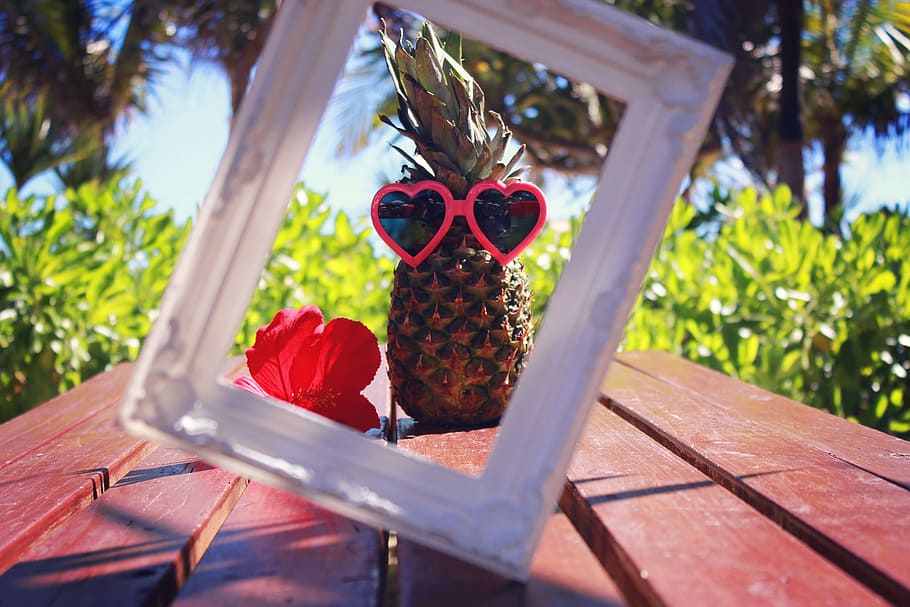 selektiv, fokus foto, ananas, lyserød, indrammet, hjerte form solbriller, selektiv fokusering, Foto, hjerte form, solbriller, sommer, natur, dekoration, udendørs, træ - materiale, bord, ingen mennesker, træ, dag, rød, plante, sollys, mad, mad og drikke, frugt, friskhed, briller, sund kost, fokus på forgrunden, vækst, 1080P