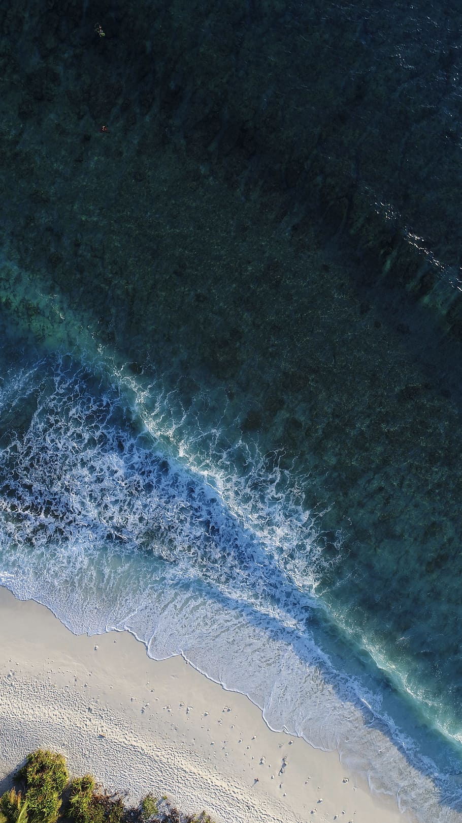 Türkis, Ruhe, Meereswelle, plantschen, Weiß, Sandstrand, Antenne, Fotografie, Foto, Strand, tagsüber, Luftbild, Meer, Sand, Natur, Küste, Welle, Wasser, Sommer-, Surfen, Urlaube, draußen, tropisches Klima, szenen, Schönheit in der Natur, Bewegung, Land, Szenen - Natur, keine Leute, Wassersport, Sport, Tag, ruhige Szene, High Angle View, Kraft in der Natur, fließendes Wasser, 5K
