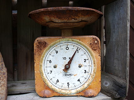 horizontal, balanza de cocina, retro, escala retro, escala vieja, escala vieja oxidada, reloj, antiguo, hora, anticuado, número, nadie, material de madera, obsoleto, oxidado, estilo retro, metal, adentro, abandonado, dañado, exactitud, instrumento de tiempo, de cerca, disminución, instrumento de medida, deterioro, minutero, la cara del reloj, 2K, CC0, dominio público, libre de derechos
