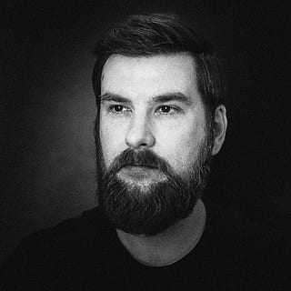 fotografia en escala de grisos, home, portar, samarreta al coll, escala de grisos, retrat, cara, barba, ulls, blanc i negre, seriós, persona, blanco y negro, retrato, pèl facial, una persona, tirada al cap, mirant la càmera, a l'interior, homes, vista frontal, home jove, adult jove, fons negre, tir de l'estudi, bigoti, persones reals, primer pla, adult, mascles, part del cos, rostre humà, contemplació, 1080P, CC0, domini públic, lliure de regalies