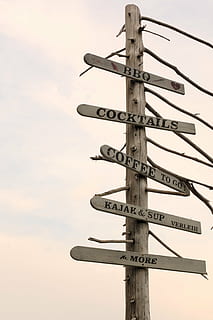 orientamento, direzione, elenco, Nota, segnaletica, marchio, waymarks, marcatura, informazione, far sapere, cielo, comunicazione, guida, cartello, Inquadratura dal basso, testo, sceneggiatura occidentale, natura, nessuno, nuvola - cielo, segno di informazione, metallo, lettera maiuscola, polo, all'aperto, giorno, simbolo della freccia, segno direzionale, Messaggio, 4K, CC0, dominio pubblico, privo di copyright