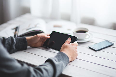 Person, halten, schwarz, Tablet, Technologie, Digital, Tablette, digitale Tablette, Gerät, Handy, Mobiltelefon, Hände, Mann, Junge, Arbeit, Arbeiten, Arbeitsplatz, Geschäft, Kommunikation, kabellose Technologie, menschliche Hand, Hand, Verbindung, Erwachsene, menschliches Körperteil, eine Person, drinnen, tragbares Informationsgerät, Smartphone, Möbel, Tabelle, Mitte Erwachsener, selektiver Fokus, Geschäftsperson, 5K, CC0, gemeinfrei, lizenzfrei