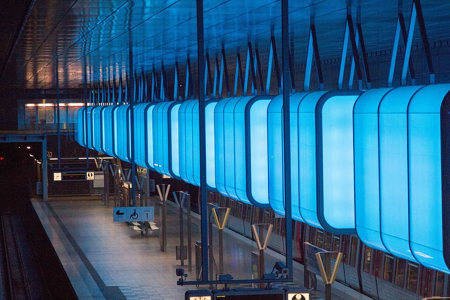 arquitectura, llum, humor, edifici, blau, il·luminació, plataforma, en fila, cap gent, a l'interior, dia, primer pla, transport, il·luminat, seient, viatjar, buit, vidre - material, reflexió, absència, ordre, modern, transparent, aeroport, manera de transport, finestra, terminal de l’aeroport, vidre, 5K