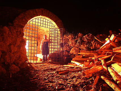 helvede, ild, vagt, dø, vision, mennesker, helvede, ild, flammer, hallucination, mand, træ, barer, bar, dør, ende, Ladinia, cialciara, Limekiln, ovn, bue, fuld længde, brænding, nat, varme - temperatur, brand - naturligt fænomen, flamme, arkitektur, natur, stående, bygget struktur, voksen, bagfra, ferie, udendørs, glødende, bygning, bål, 2K, CC0, offentligt domæne, royaltyfrie