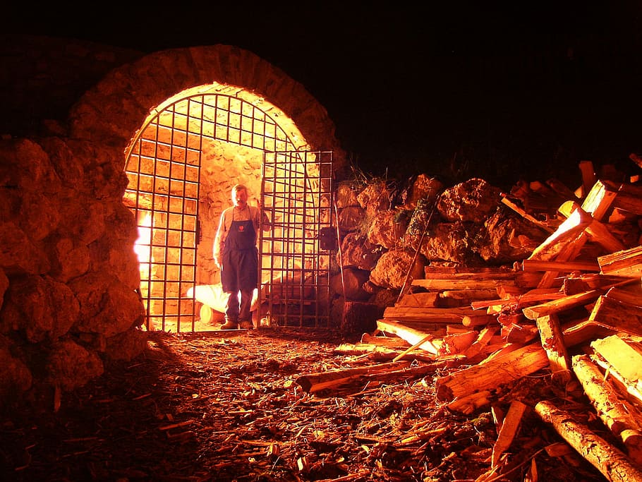 infern, foc, guàrdia, morir, visió, gent, infern, foc, flames, al·lucinació, home, fusta, bars, barra, porta, final, ladinia, cialciara, limekiln, forn, arc, longitud completa, cremant, nit, calor - temperatura, foc - fenomen natural, flama, arquitectura, naturalesa, de peu, estructura construïda, adult, vista del darrere, festa, a l'aire lliure, brillant, edifici, foguera, 2K
