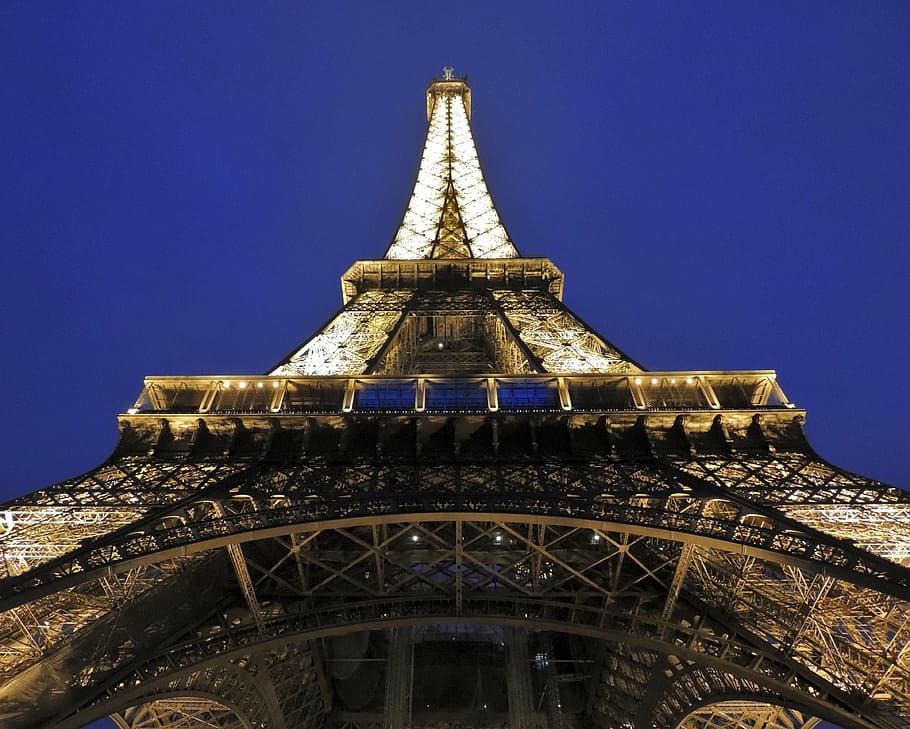 Torre Eiffel, eiffel, torre, Paris, França, Iluminou, leve, arquitetura, ponto de referência, francês, céu, famoso, monumento, estrutura construída, destinos de viagem, alto - alto, história, cidade, visão de baixo ângulo, o passado, turismo, exterior do edifício, viagem, ninguém, céu limpo, natureza, ao ar livre, dia, pináculo, 4K