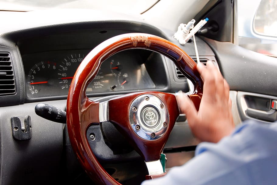 persona, seduta, autista, posto a sedere, volante, manubrio, auto, specchi, settore automobilistico, controllo, dettaglio automatico, timone, Uscita, parabrezza, guidare, interno, giro, cruscotto, modo di trasporto, veicolo a motore, mezzi di trasporto, una persona, mano umana, mano, adulto, parte del corpo umano, guida, interno del veicolo, interno auto, avvicinamento, rosso, uomini, pannello di controllo, veicolo terrestre, 5K