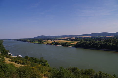 Devin, bratislava, Slowakei, Donau, Ansichten, Wasser, Fluss, Natur, Pflanze, Baum, Szenen - Natur, Himmel, Schönheit in der Natur, ruhige Szene, Ruhe, keine Leute, See, klarer Himmel, Tag, Berg, Blau, kopieren sie platz, draußen, Land, 4K, CC0, gemeinfrei, lizenzfrei