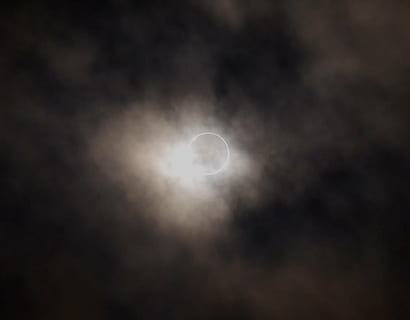 eclissi anulare, eclisse, cielo nuvoloso, astronomia, otsu, Yokosuka, kanagawa japan, Giappone, 21 maggio 2012 riprese, Luna, sole, grigio, inchiostro nero, antomasako, buio, cielo, notte, chiaro di luna, nuvola - cielo, sfondi, spazio, bellezza nella natura, scenics - natura, la tranquillità, nessuno, Inquadratura dal basso, natura, scena tranquilla, all'aperto, eclissi solare, luna planetaria, Luna piena, 1080P, CC0, dominio pubblico, privo di copyright
