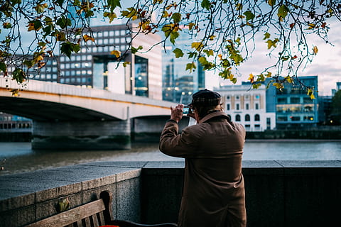 uomo, in piedi, accanto, fiume, calcestruzzo, ponte, persona, presa, foto, strada, al di fuori, temi fotografici, architettura, persone reali, struttura costruita, una persona, Fotografare, retrovisore, acqua, esterno dell'edificio, attività di svago, macchina fotografica - attrezzatura fotografica, stili di vita, natura, detenzione, uomini, città, connessione, all'aperto, tecnologia wireless, fotografo, canale, 4K, CC0, dominio pubblico, privo di copyright