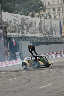 Stuntman, Maschine, Trick, Transport, Transportmittel, die Architektur, Gebäudehülle, gebaute Struktur, eine Person, Landfahrzeug, Stadt, echte Menschen, Reiten, Männer, Straße, in voller Länge, Lebensstile, Sport, Tag, Bewegung, Fertigkeit, draußen, 5K, CC0, gemeinfrei, lizenzfrei
