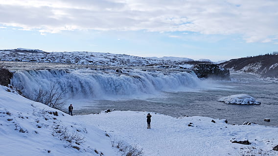 Weiß, Schnee, Winter, kalt, wunderschönen, tolle, Macht, tobt, Wasserfall, Faxafoss Wasserfall, Reykjavik, Island, Skandinavien, Europa, Schönheit in der Natur, Szenen - Natur, kalte Temperatur, Himmel, Umgebung, Natur, wolke - himmel, Berg, Reise, Wasser, Nicht-städtische Szene, Landschaft, Freizeitbeschäftigung, Tourismus, Gruppe von Leuten, Tag, Menschen, draußen, Eis, 2K, CC0, gemeinfrei, lizenzfrei