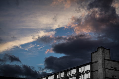 fotografia de paisatge, blanc, edifici, fosc, ennuvolat, cel, negre, marró, pintat, apartament, posta de sol, núvol, tempesta, núvol - cel, cloudscape, estructura construïda, fàbrica, nit, temps, cel dramàtic, núvol de tempesta, cap gent, vista d’angle baix, arquitectura, exterior de l'edifici, naturalesa, bellesa a la natura, a l'aire lliure, vespre, escenics - natura, ominós, 4K, CC0, domini públic, lliure de regalies