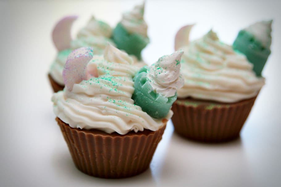 drei, Cupcakes, Zuckerguss-Beläge, Glasur, Beläge, Cupcake-Seife, Seife, kreativ, Kunsthandwerk, handgemacht, Design, Dekoration, Cupcake, Süßes Essen, Genuss, Dessert, Essen und Trinken, drinnen, Süss, Lebensmittel, Kuchen, Versuchung, Nahansicht, ungesunde Ernährung, Frische, ausgepeitscht, keine Leute, Sahne, gebacken, selektiver Fokus, Schlagsahne, Snack, Cupcake-Halter, 2K