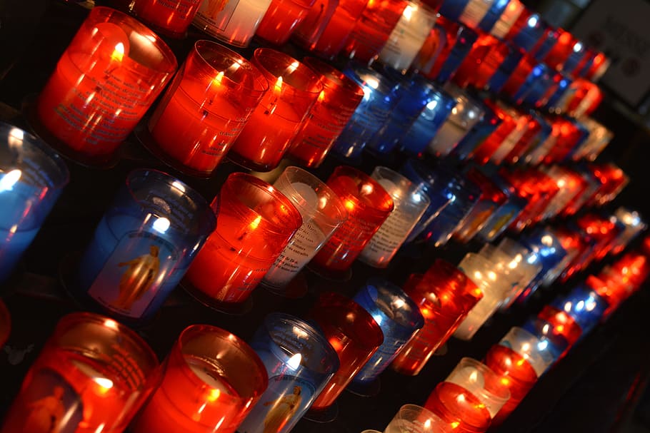 candele, luce, illuminazione, nessuno, illuminato, avvicinamento, fotogramma intero, in casa, giorno, di fila, notte, grande gruppo di oggetti, fianco a fianco, rosso, multicolore, candela, architettura, attrezzatura per l'illuminazione, vetro - materiale, struttura costruita, abbondanza, raggiante, ordine, ardente, luce del tè, 5K