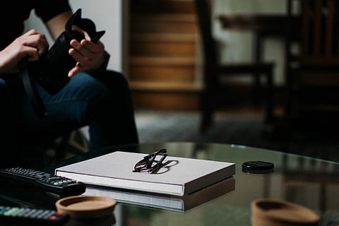 lunettes, Haut, blanc, livre, la personne, en portant, appareil photo reflex, de face, table en verre, table basse, table, carnet, bloc-notes, des lunettes, photographie de mode de vie, mode de vie, la photographie, caméra, verre, chaud, de mauvaise humeur, éloigné, contrôle, télécommande, équipement de caméra, photographe, profondeur de champ, concentrer, La technologie, Technologie sans fil, la communication, une personne, à l'intérieur, téléphone portable, adulte, publication, Téléphone, lien, séance, se concentrer sur le premier plan, papier, pistolet, activité, trois quarts, 5K, CC0, domaine public, libre de droits