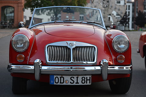 der Verkehr, Auto, Oldtimer, Fahrzeug, pkw, Hamburg, Museum der Arbeit, barmbek, Transportmittel, Kraftfahrzeug, Landfahrzeug, Transport, Retro-Stil, rot, Stadt, die Architektur, Scheinwerfer, stationär, Straße, Tag, keine Leute, Cabrio, Vorderansicht, Fokus auf den Vordergrund, draußen, Luxus, 5K, CC0, gemeinfrei, lizenzfrei
