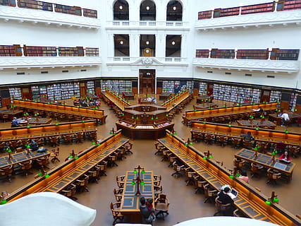 bianca, Marrone, edificio della biblioteca, biblioteca, formale, modello, bibliotecario, lettura, seduta, scaffale, Università, studia, alunno, conoscenza, professionale, apprendimento, in casa, architettura, struttura costruita, esterno dell'edificio, vista dall'alto, giorno, nessuno, destinazioni di viaggio, all'aperto, costruzione, credenza, turismo, viaggio, libro, mezzi di trasporto, 4K, CC0, dominio pubblico, privo di copyright