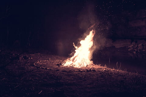 fotografierea focului, fotografie, foc, vatră, camping, foc - fenomen natural, temperatura - temperatură, ardere, flacără, foc de tabără, natură, lemne de foc, noapte, infern, fumul - structura fizică, luminos, nici o persoana, în aer liber, iluminat, oraș, a închide, teren, Buturuga, lemn, mişcare, camp, lemn - material, expunere lungă, întuneric, 5K, CC0, domeniu public, fără drepturi de autor
