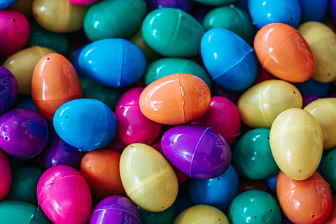 Ei-Container-Partie in verschiedenen Farben, Eier, Ostern, Mehrfarben, Orange, Blau, mehrfarbig, große gruppe von gegenständen, Vollbild, Hintergründe, Fülle, Feier, Variation, keine Leute, Lebensmittel, Urlaub, Essen und Trinken, Wahl, drinnen, Kugel, Nahansicht, Ei, High Angle View, Osterei, 5K, CC0, gemeinfrei, lizenzfrei