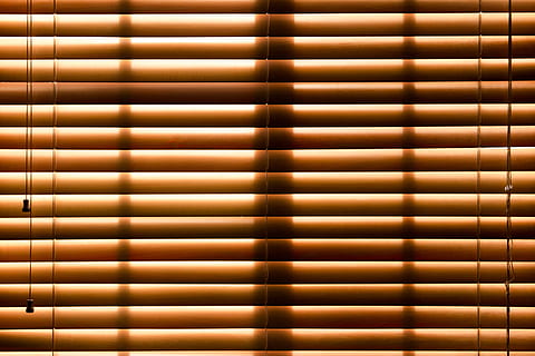 braun, geschlossen, Fensterrollos, Foto, blind, Rollo, Fenster, Dekor, Fensterschatten, Jalousie, Holz - Material, Hintergründe, Vollbild, Muster, keine Leute, Nahansicht, drinnen, Wiederholung, in einer Reihe, Metall, gestalten, Design, Tag, Auftrag, Gitter, Geometrische Figur, Sicherheit, Luxus, 4K, CC0, gemeinfrei, lizenzfrei