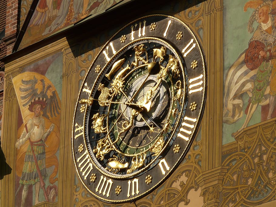 rellotge astronòmic, rellotge, temps, temps de, data, dia, mes, curs, zodiac, anell del zodíac, isaak habrecht, fases de la lluna, ulm, Ajuntament, horologia, rellotger, marcar, punter, temps indicatiu, temporades, daurat, or, color daurat, ornamentat, cap gent, nombre romà, arquitectura, roman, art i artesania, vista d’angle baix, Torre del Rellotge, història, el passat, primer pla, artesania, espai, a l'interior, destinacions de viatge, astrologia, taurus, 2K