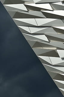 struktur, model, design, mønster, ingen mennesker, arkitektur, bygget struktur, lav vinkel visning, indendørs, fuld ramme, form, geometrisk form, baggrunde, dag, sollys, gentagelse, moderne, arkitektoniske træk, papir, tæt på, murbygningsfunktion, grå, loft, 2K, CC0, offentligt domæne, royaltyfrie