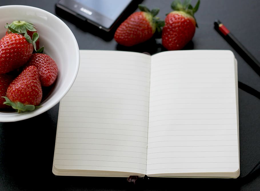 bianca, taccuino, fragole, promemoria, Nota, cibo, Moleskine, matita, frutta, cibo e bevande, pubblicazione, libro, mangiare sano, fragola, rosso, frutti di bosco, benessere, tavolo, freschezza, natura morta, in casa, nessuno, carta, Aperto, formazione scolastica, copia spazio, penna, bloc notes, vuoto, maturo, 2K
