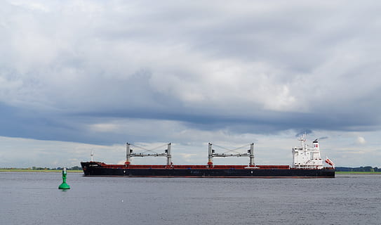 schip, container, vrachtschip, rivier-, bagageruimte, schip, houder, lading, vervoer, vrachtvervoer, industrie, vrachtcontainer, zee, haven, industrieel schip, Verzenden, nautisch schip, containerschip, wijze van transport, water, kraan - bouwmachines, hemel, commercieel dok, wolk - lucht, geen mensen, architectuur, bedrijf, pier, natuur, ingebouwde structuur, buitenshuis, 4K, CC0, publiek domein, royaltyvrij