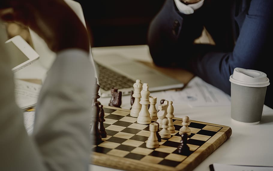 mennesker, iført, hvid, sort, langærmet, skjorter, spille, skak, brætspil, fritidsspil, spil, strategi, lempelse, skakbrik, skakbræt, fritidsaktivitet, konkurrence, indendørs, intelligens, menneskelig kropsdel, planlægning, kunstkultur og underholdning, bord, to personer, herrer, koncentration, hånd, overvejelse, dronning - skak stykke, 5K