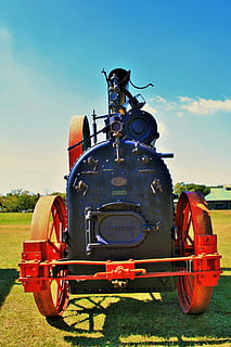 màquina de vapor, motor, vapor, negre, vermell, mòbil, poder, cel, transport, terra, naturalesa, camp, manera de transport, llum solar, vehicle terrestre, maquinària agrícola, dia, herba, estacionari, paisatge, cap gent, planta, a l'aire lliure, escena rural, tractor, maquinària, roda, 4K, CC0, domini públic, lliure de regalies