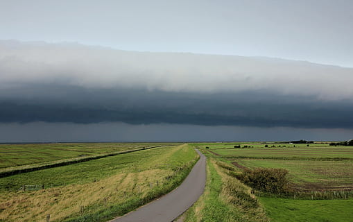 storm, stormfront, sky front, framover, mørke skyer, himmel, tordensky, truende, mørk, natur, landskap, landlige scene, scenics, utendørs, miljø, naturskjønnhet - natur, land, felt, rolig scene, skjønnhet i naturen, ro, jordbruk, vei, anlegg, gress, retning, sky - himmel, veien forover, ingen folk, gård, synkende perspektiv, 4K, CC0, offentlig domene, opphavsrett gratis