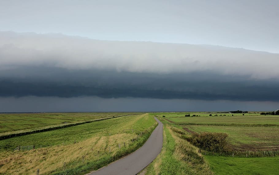 storm, storm front, sky front, frem, mørke skyer, himmel, tordensky, truende, mørk, natur, landskab, landlige scene, scenics, udendørs, miljø, scenics - natur, jord, Mark, rolig scene, skønhed i naturen, ro, landbrug, vej, plante, græs, retning, sky - himmel, vejen frem, ingen mennesker, gård, faldende perspektiv, 4K