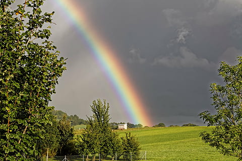 tęcza, niebo, chmury, nastrój, Natura, krajobraz, naturalny spektakl, zjawisko naturalne, farbenspiel, refrakcja, na dworze, roślina, drzewo, piękno natury, scenics - natura, pole, spokojna scena, żadnych ludzi, podwójna tęcza, spokój, środowisko, wielobarwne, scena pozamiejska, zielony kolor, idylliczny, wylądować, 2K, CC0, domena publiczna, darmowe zdjęcia