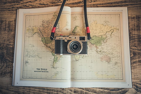 nero, grigio, telecamera, Aperto, carta geografica, macchina fotografica d'argento, superiore, mappa del mondo, distesa piatta, macchina fotografica reflex, globo, pianificazione, avventura, mondo, fuji x100f, x100f, fuji, viaggio, nessuno, tecnologia, temi fotografici, direttamente sopra, natura morta, in casa, tavolo, comunicazione, in stile retrò, macchina fotografica - attrezzatura fotografica, vista dall'alto, testo, legno - materiale, carta, avvicinamento, antico, attrezzatura, Oggetto creato dall'uomo, 5K, CC0, dominio pubblico, privo di copyright