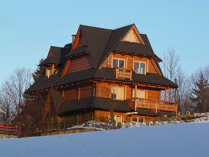 bygning, utflukt, solskinn, hvile, snø, kaldtemperatur, vinter, bygget struktur, bygge eksteriør, arkitektur, tre, himmel, natur, anlegg, ingen folk, hus, klar himmel, felt, dag, land, bare tre, dekker, utendørs, hytte, 4K, CC0, offentlig domene, opphavsrett gratis
