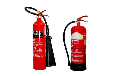 twee, rood, brandblussers, alarm, partij, brandend, duidelijk, knipsel, houder, Gevaar, verdediging, detachement, noodgeval, uitrusting, blusapparaat, blussen, brand, brandweerman, vuursteen, vlam, brandbaar, schuim, brandstof, benzine, groep, warmte, helpen, heet, industrieel, ontvlambaar, brandblusser, witte achtergrond, studio opname, veiligheid, geen mensen, uitknippen, noodgereedschap, binnenshuis, bescherming, communicatie, gezondheidszorg en medicijnen, waarschuwingsbord, ongevallen en rampen, technologie, enkel object, teken, eten en drinken, 1080P, CC0, publiek domein, royaltyvrij