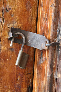 bloqueig, cadenat, obert, obertura, vell, entrada, ferro, òxid, resistent, porta, material de fusta, metall, primer pla, protecció, seguretat, cap gent, rovellat, a l'interior, marró, dia, pestell, tancat, natura morta, penjant, ferro - metall, 4K, CC0, domini públic, lliure de regalies