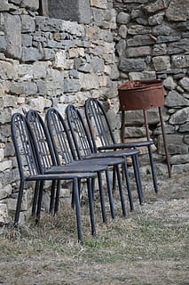 stoler, rustikk, jern, sete, tømme, vegg, steinvegg, stol, fravær, ingen folk, veggbyggingsfunksjon, gammel, dag, arkitektur, tre - materiale, bygget struktur, natur, utendørs, benk, avslapning, bord, murstein, historie, hjul, 4K, CC0, offentlig domene, opphavsrett gratis