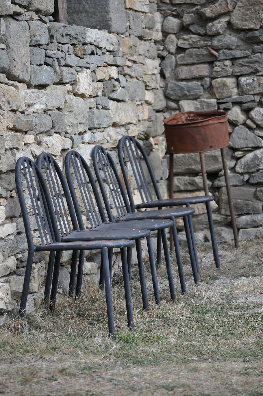 stoler, rustikk, jern, sete, tømme, vegg, steinvegg, stol, fravær, ingen folk, veggbyggingsfunksjon, gammel, dag, arkitektur, tre - materiale, bygget struktur, natur, utendørs, benk, avslapning, bord, murstein, historie, hjul, 4K