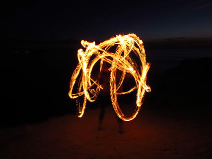 Person, Stehen, Stahlwolle Fotografie, durchführen, Feuertanz, Langzeitbelichtung, Lichtspur, Feuershow, dunkel, Dunkelheit, beleuchtet, Bewegung, Nacht-, Verbrennung, Feier, Kreativität, Feuer, glühend, Kommunikation, Bewegungsunschärfe, schwarzer Hintergrund, Feuer - natürliches Phänomen, Natur, Veranstaltung, draußen, positive Emotionen, Emotion, Performance, Zeichen, Wunderkerze, hell, 4K, CC0, gemeinfrei, lizenzfrei