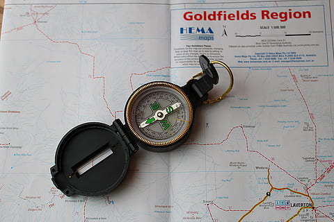 kompas, kort, navigation, guldregion, Australien, vejledning, navigations kompas, retning, indendørs, stilleben, ingen mennesker, rejse, opdagelse, udforskning, verdenskort, høj vinkel visning, nøjagtighed, tekst, navigationsudstyr, meddelelse, planlægning, direkte over, eventyr, 5K, CC0, offentligt domæne, royaltyfrie