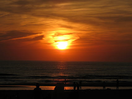 sol, fatalitat, platja, Costa, posta de sol, mar, naturalesa, vespre, llum solar, cel, estiu, silueta, color taronja, a l'aire lliure, aigua, sortida del sol - alba, línia de costa, escenics, bellesa a la natura, horitzó sobre l’aigua, vacances, escenics - natura, horitzó, núvol - cel, escena tranquil·la, tranquil·litat, terra, idíl·lic, 2K, CC0, domini públic, lliure de regalies