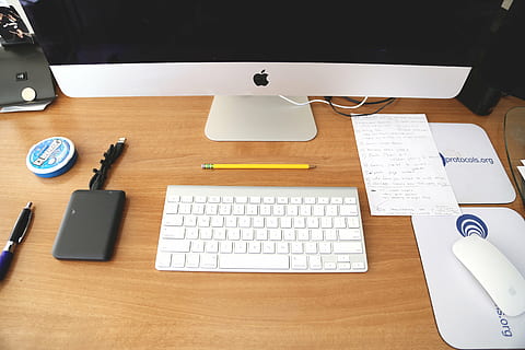 imac desktop sæt, computer, start op, mac, apple inc, kreativ, Selskab, Skærm, Silicon Valley, moderne, hjemmekontor, kontor, hvid, teknologi, bord, arbejdsplads, livsstil, æble, desktop, tastatur, mus, skrivebord, papir, noter, blyant, pen, computer tastatur, computerudstyr, møbel, trådløs teknologi, forretning, indendørs, meddelelse, computermus, høj vinkel visning, forbindelse, ingen mennesker, desktop pc, 5K, CC0, offentligt domæne, royaltyfrie