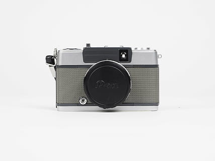 Abu-abu, hitam, kamera, pena, teknologi, vintage, putih, peralatan, mekanis, analogis, bergaya retro, tema fotografi, kamera - peralatan fotografi, tembakan studio, memotong, objek tunggal, lensa - alat optik, latar belakang putih, tua, peralatan fotografi, dalam ruangan, lensa - mata, tidak ada orang, antik, buatan manusia, menyalin ruang, kesederhanaan, warna putih, kamera slr, 2K, CC0, domain publik, bebas royalti